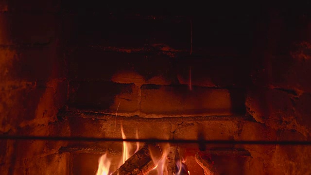 砖砌壁炉里温暖舒适的燃烧着的火靠近了视频购买