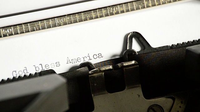 用一台老式手动打字机打出“上帝保佑美国”这句话视频下载