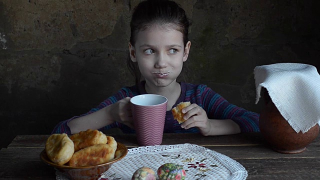 小女孩吃着炸馅饼和牛奶视频下载