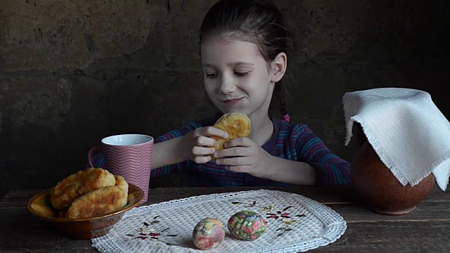 小女孩，吃油炸派和牛奶视频下载