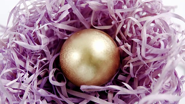 金色的复活节彩蛋在白色的背景上的纸窝视频下载