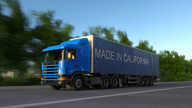 在拖车上标有“加州制造”字样的货运半挂车超速行驶。道路货物运输。无缝循环全高清剪辑视频下载