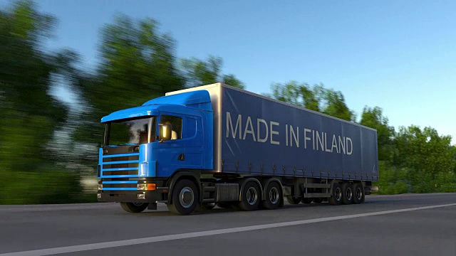 在拖车上标有“芬兰制造”标题的货运半挂车超速行驶。道路货物运输。无缝循环全高清剪辑视频下载
