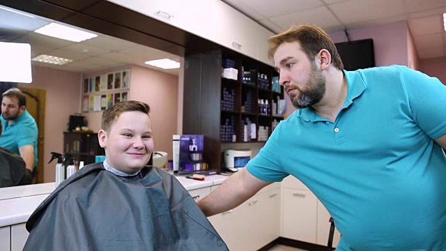 一个少年在理发店里视频素材