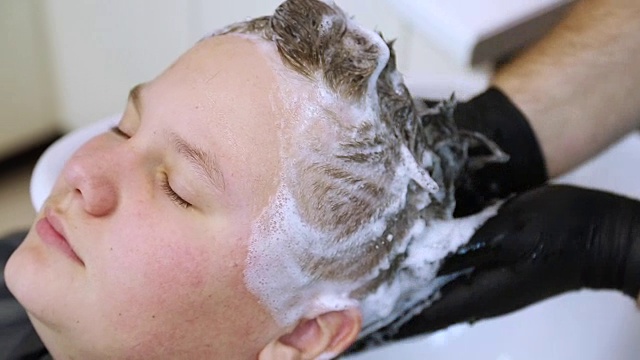 在理发店用香波洗头视频素材