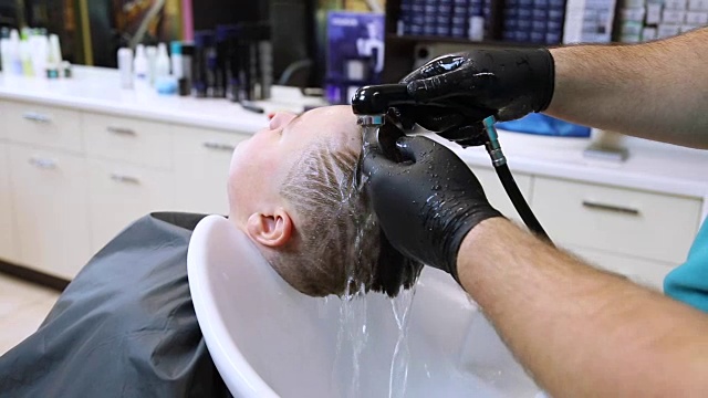 在理发店洗头视频素材