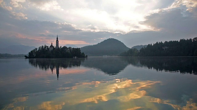 斯洛文尼亚，日出时湖上的教堂视频素材