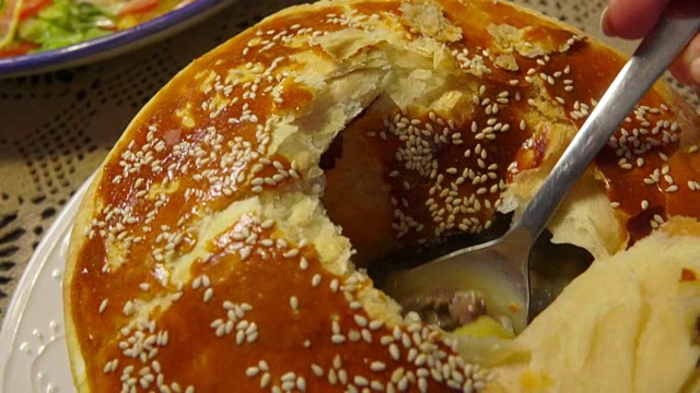 勺子从松饼里捞出蔬菜和肉视频素材