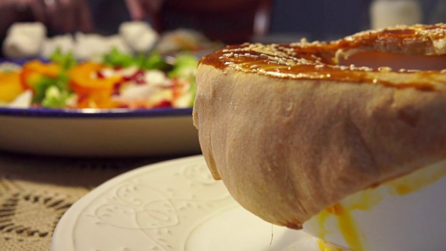 酥皮狩猎汤的背景是一个用餐的人视频素材