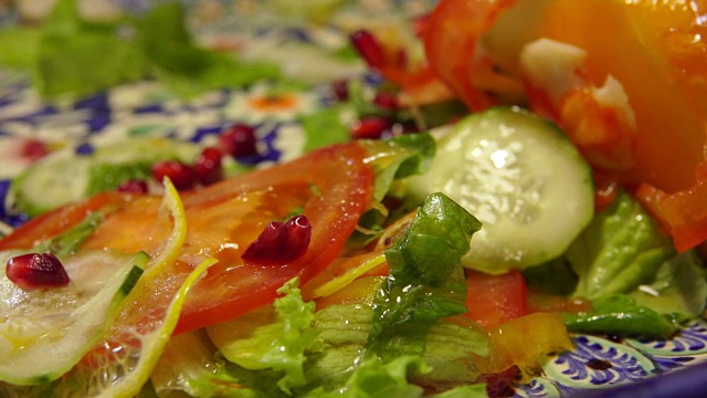 色彩缤纷的蔬菜和石榴沙拉视频素材