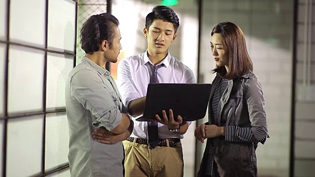 三个亚洲商人在办公室里讨论生意视频素材