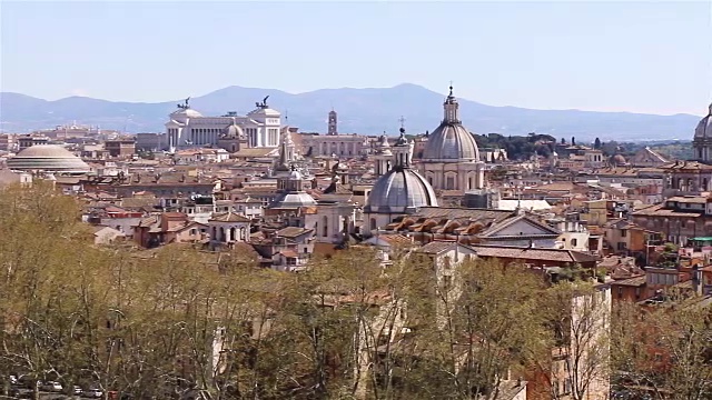 意大利罗马的屋顶全景。罗马的天际线。平移。视频下载
