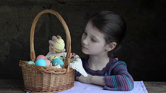 女孩从回收站中挑选了一个漂亮的彩色鸡蛋。视频下载