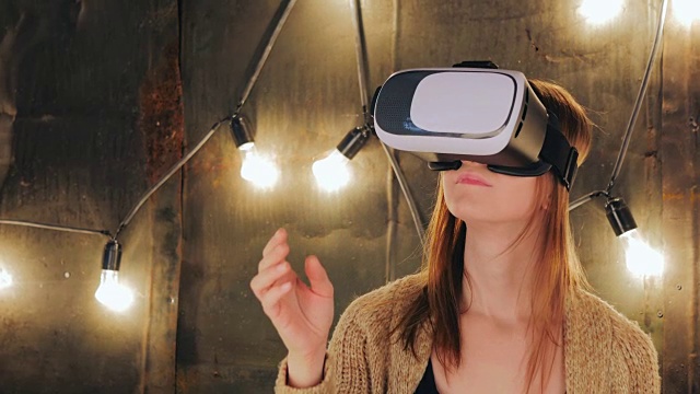 年轻女子使用虚拟现实眼镜视频下载