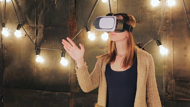 年轻女子使用虚拟现实眼镜视频素材