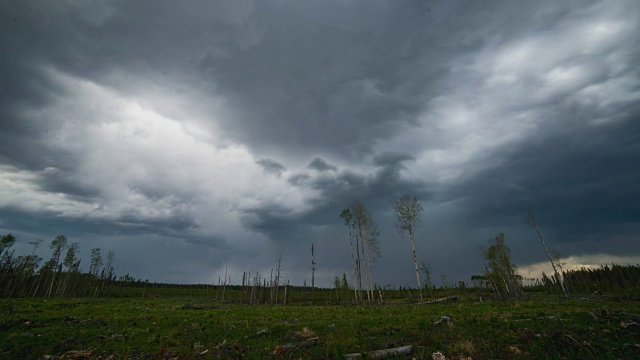在阿尔伯塔省北部的一个切块上方戏剧性的黑暗风暴云的时间流逝视频素材