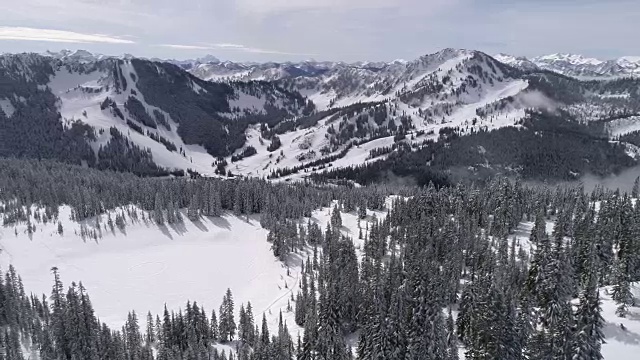 从天际湖上空俯瞰太平洋西北冬季滑雪胜地史蒂文斯山口视频素材