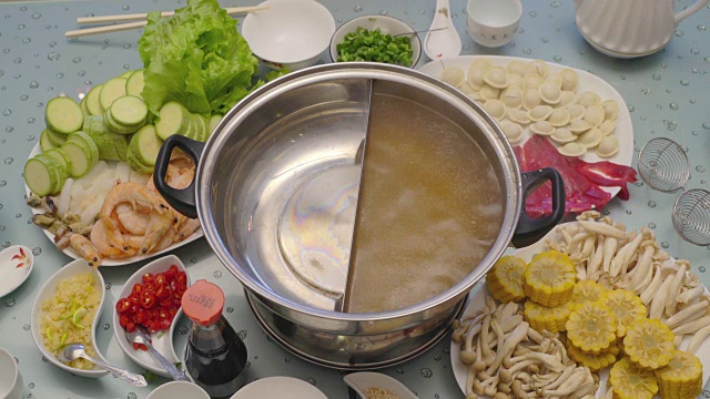 亚洲美食的概念。没有经验的厨师把汤倒在特制的锅里视频下载