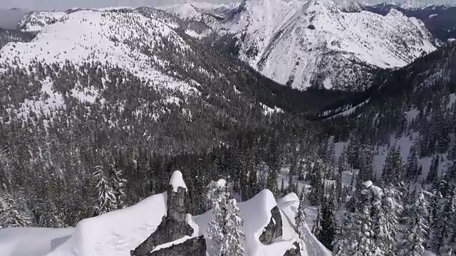 令人惊叹的空中展示阳光明媚的森林山谷和新鲜的粉末雪视频素材