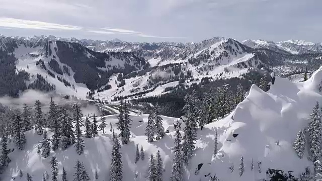 山顶航拍斯蒂文斯垭口冬季滑雪场60p4k视频素材