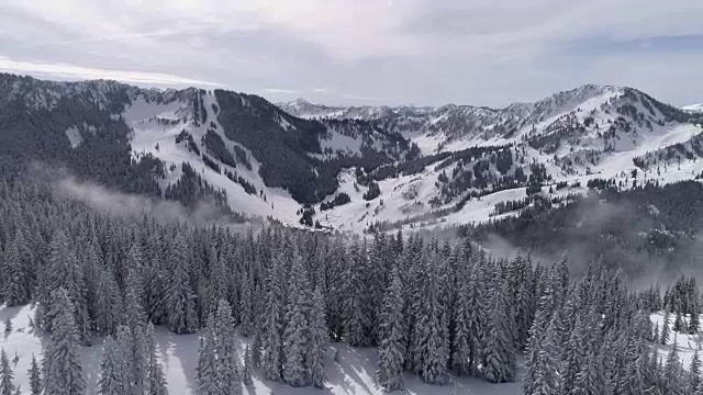 太平洋西北冬季滑雪场Stevens Pass的上升航拍，4K拍摄视频素材