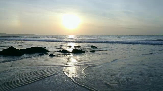 清晨靠近海岸的黑色湿沙。视频素材