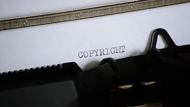 用一台旧的手动打字机打出COPYRIGHT这个词视频下载