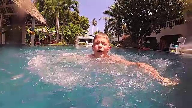快乐的孩子在池水下尽情的游泳视频下载