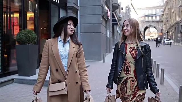 可爱的女购物袋走在街上视频素材