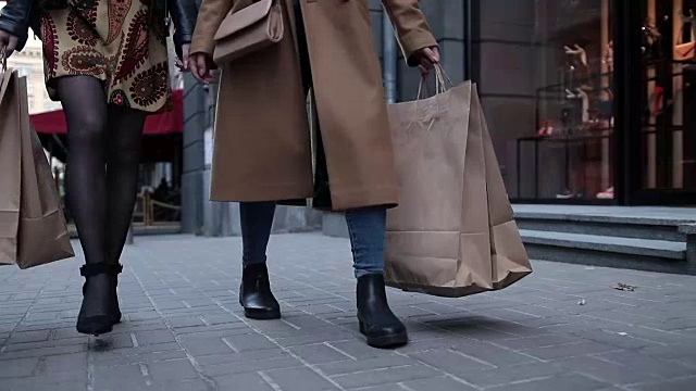 性感女性的腿走在购物街上视频素材
