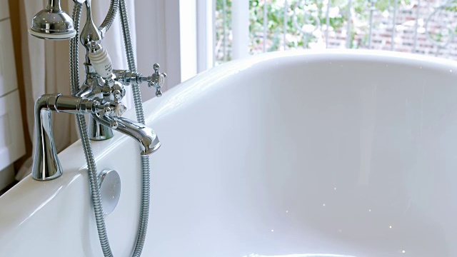 浴缸和水龙头的内部视图视频素材