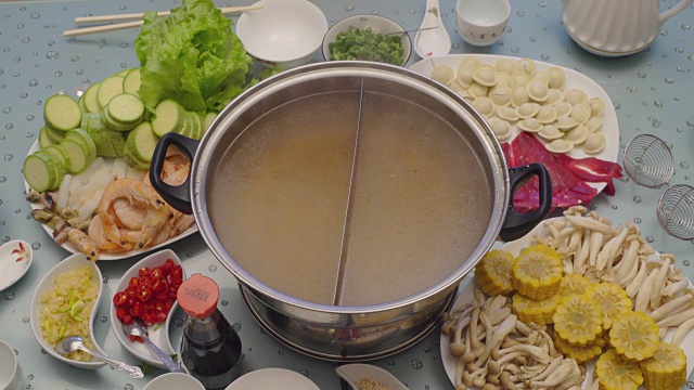 亚洲美食的概念。经验丰富的厨师把肉汤倒进特制锅的第二间办公室视频下载