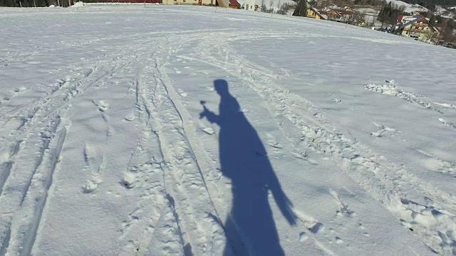 跟踪运动在山上的雪与影子跑的人视频下载