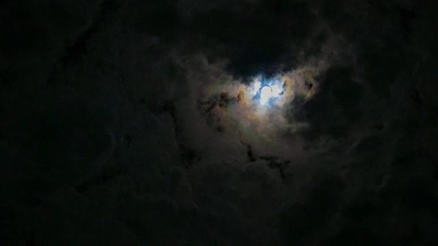 夜晚的月亮和多云的天空视频素材