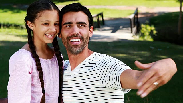 父亲和女儿在公园里互动视频素材