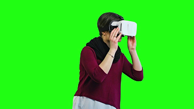女人转着她的头，戴着VR耳机视频下载