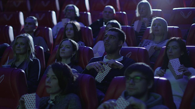 一群人正在电影院看电影。视频素材