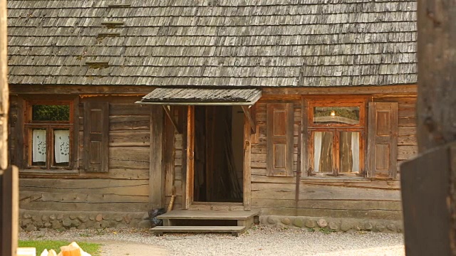 夏日的乡村木屋。视频下载