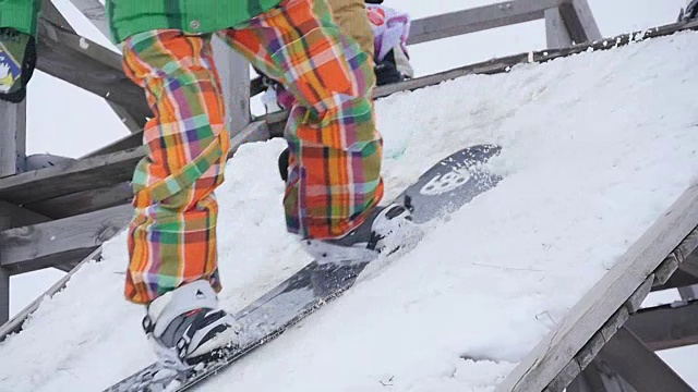 滑雪板跳跃的慢动作视频下载