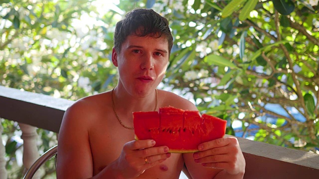 这家伙在炎热的夏天吃了一个甜多汁的西瓜视频下载
