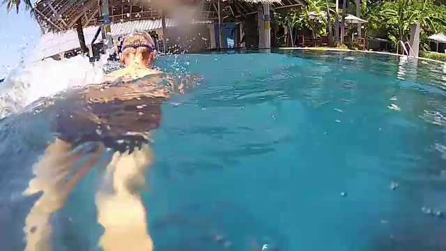 快乐的孩子在池水下尽情的游泳视频下载