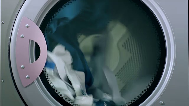 晾晒的衣服。干燥机。工业洗衣机的特写视频下载