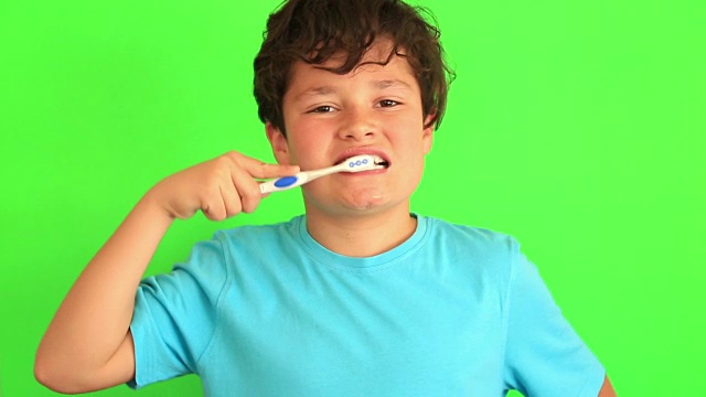 小男孩正在刷牙视频下载