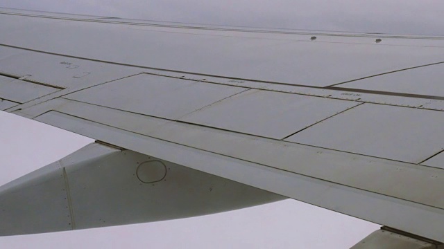从飞机上看日落时被雪覆盖的阿尔卑斯山和飞机引擎视频素材