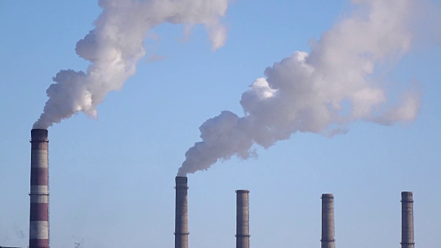 工业企业的管道向环境中排放成吨的气体视频下载