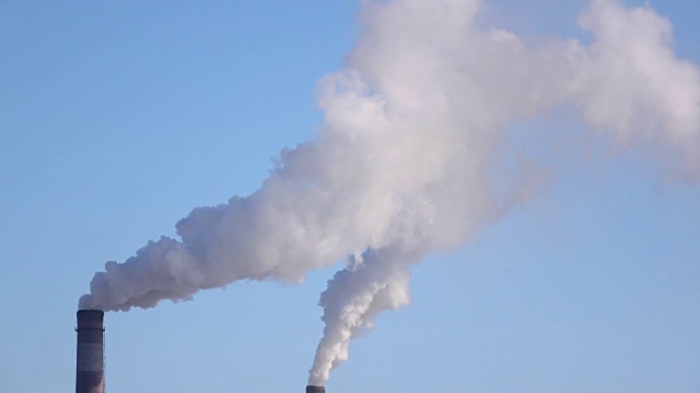 工业企业的管道向环境中排放成吨的热气体视频下载