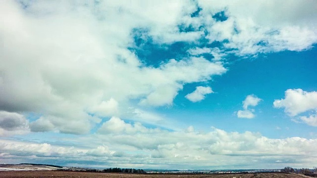 全高清泰姆用蓬松的云环绕白天的天空视频下载
