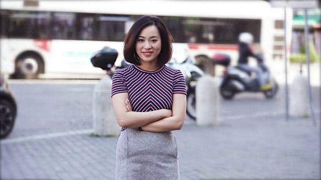 独自在户外微笑的中国女人的肖像视频素材