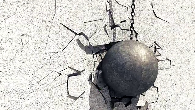 金属破碎球粉碎了混凝土墙。绿色的屏幕。视频素材