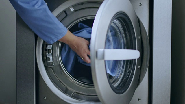 加载洗衣机。把衣服放到洗衣机里。洗衣服视频下载
